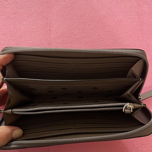 Kate Spade wallet. - Picture 3 of 6